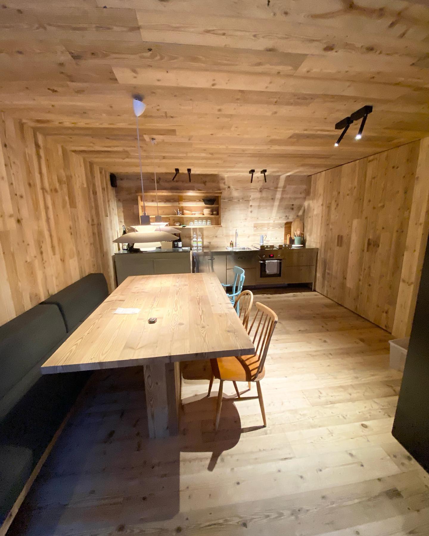 Rivestimento completo in abete di recupero per pareti, soffitto e pavimento