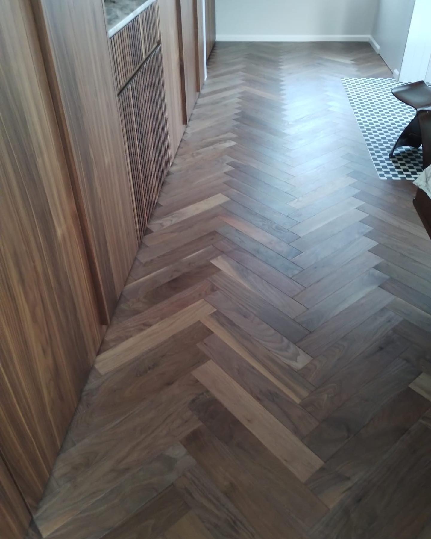 Pavimento e rivestimento coordinato in noce americano verniciato effetto cera