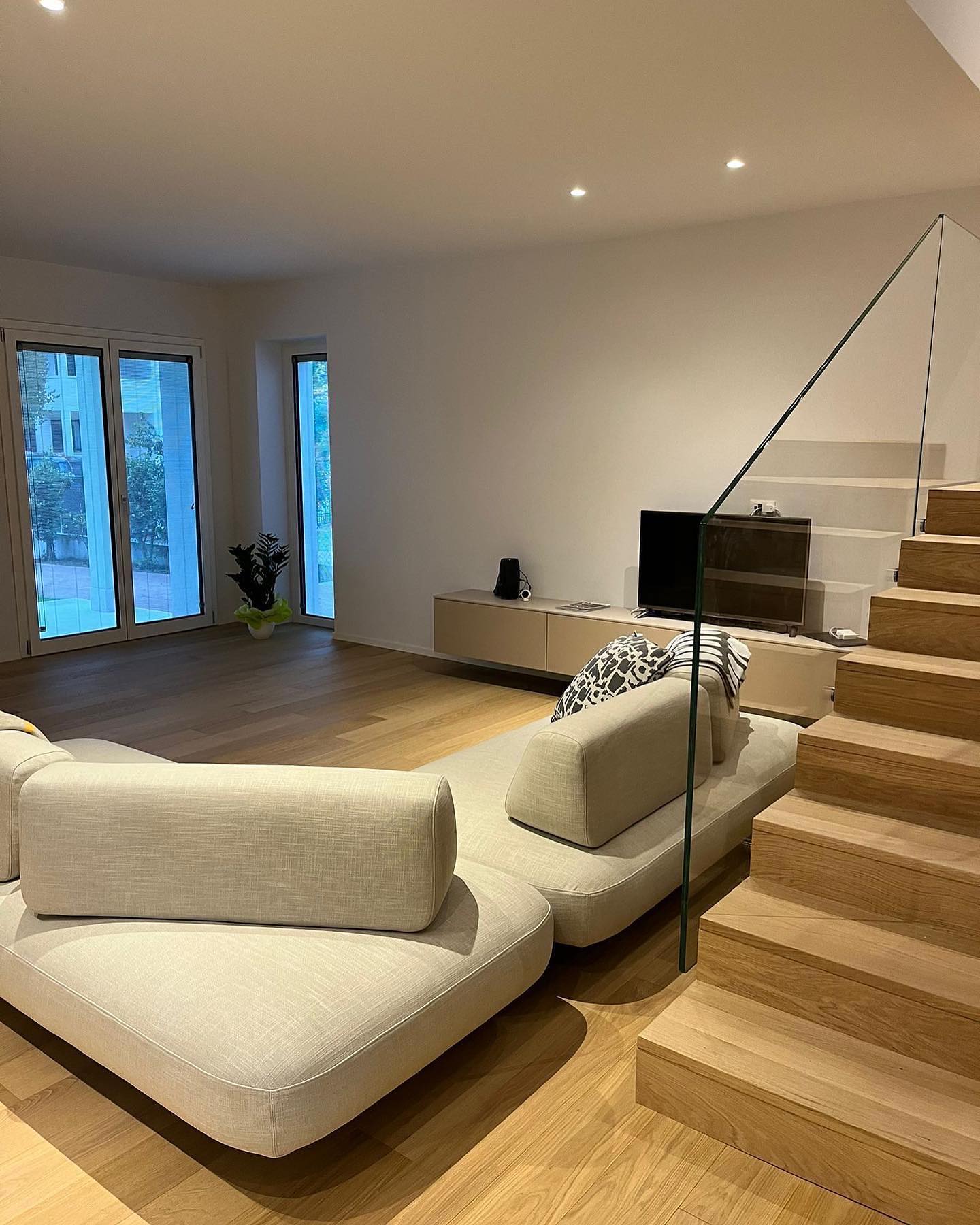 Pavimento e scala coordinati in rovere rustico verniciato effetto grezzo